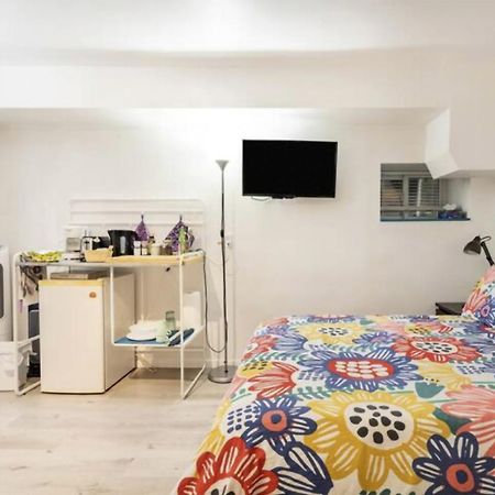 شقة An Independent Beach Retreat Steps From The Lake And Right In The City تورونتو المظهر الخارجي الصورة