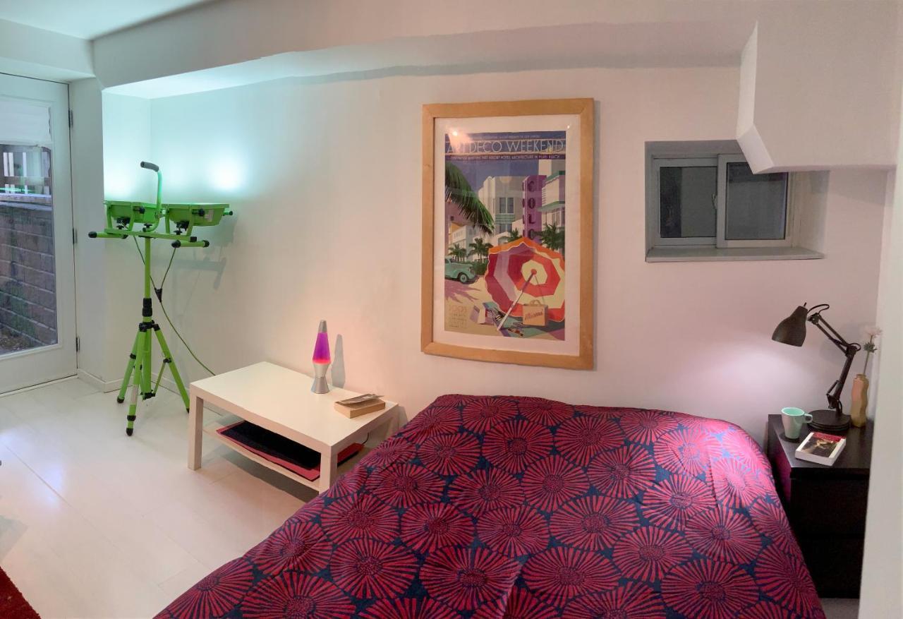 شقة An Independent Beach Retreat Steps From The Lake And Right In The City تورونتو المظهر الخارجي الصورة