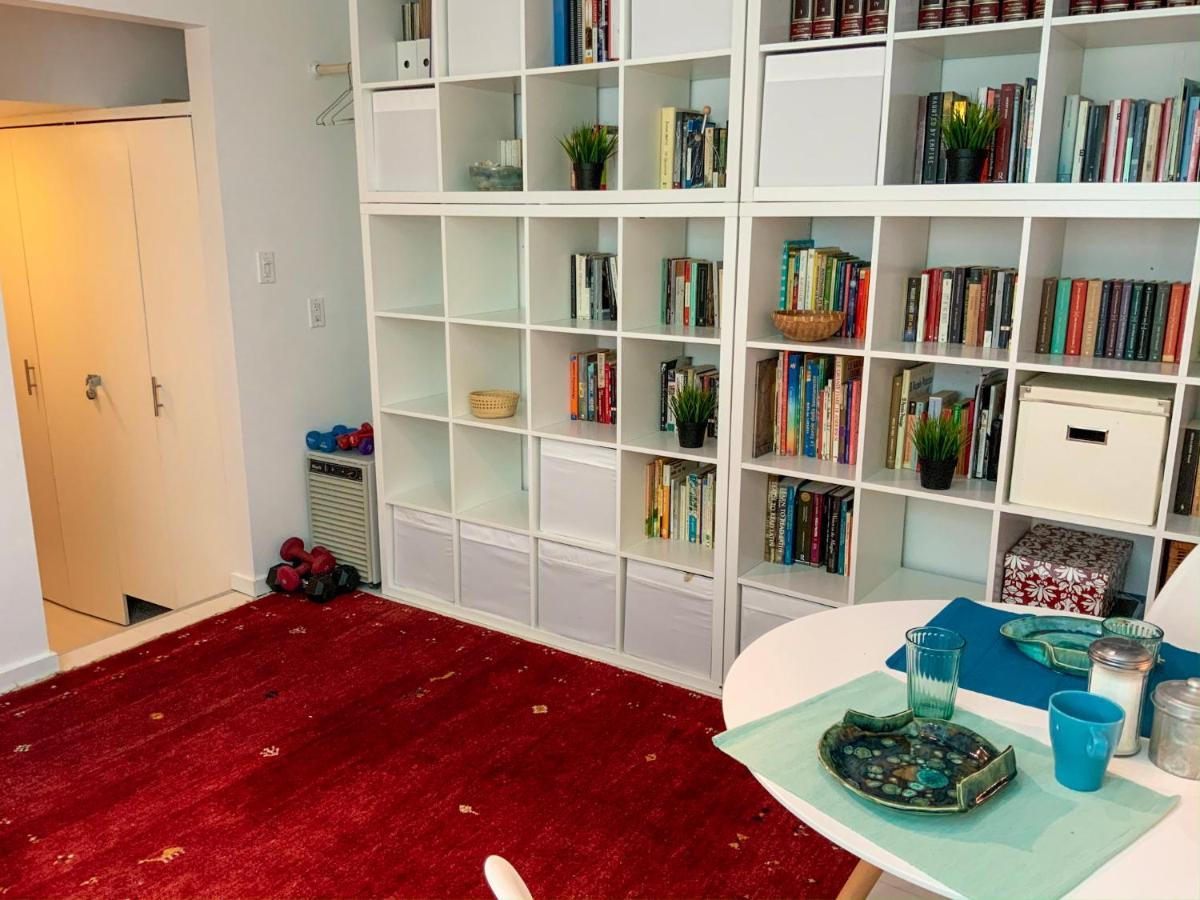 شقة An Independent Beach Retreat Steps From The Lake And Right In The City تورونتو المظهر الخارجي الصورة