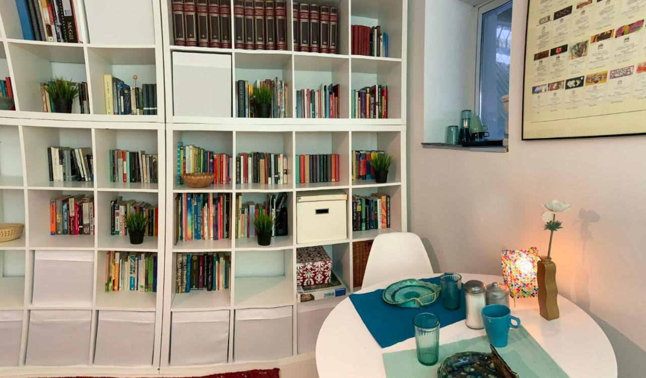 شقة An Independent Beach Retreat Steps From The Lake And Right In The City تورونتو المظهر الخارجي الصورة