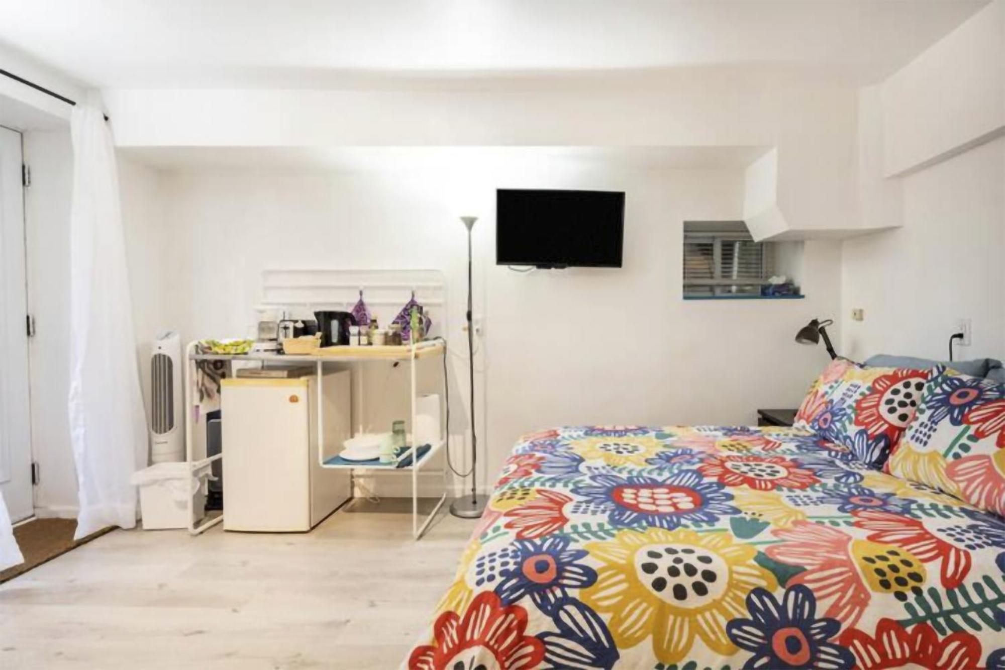 شقة An Independent Beach Retreat Steps From The Lake And Right In The City تورونتو المظهر الخارجي الصورة
