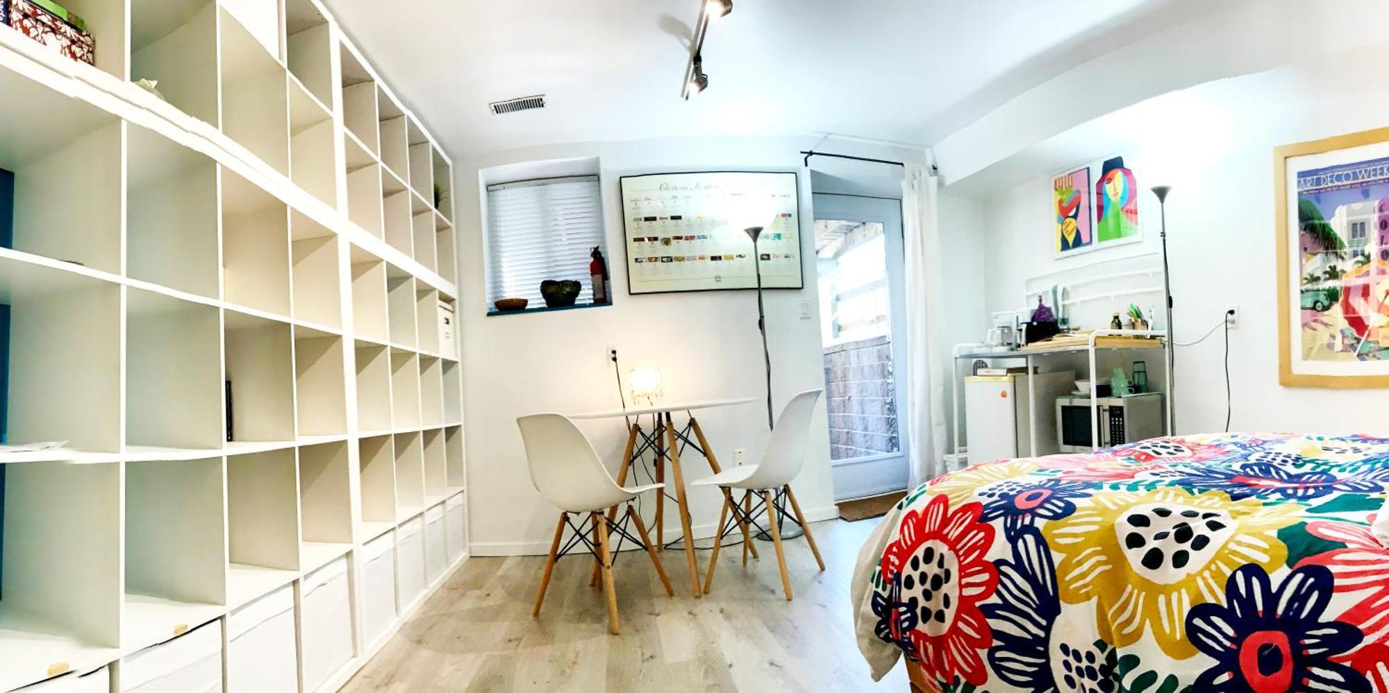 شقة An Independent Beach Retreat Steps From The Lake And Right In The City تورونتو المظهر الخارجي الصورة